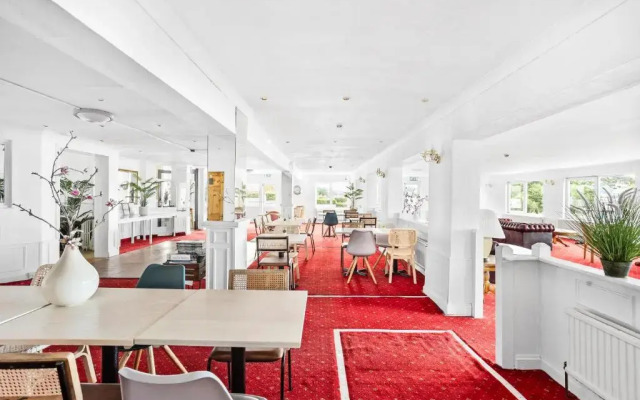 Waters Edge Hotel