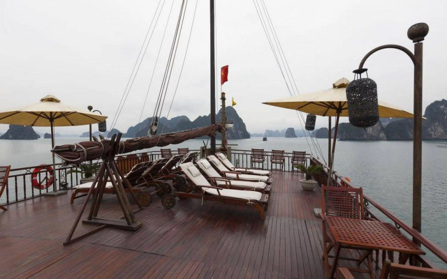 Heritage Line Violet Cruise-Ha Long Bay and Lan Ha