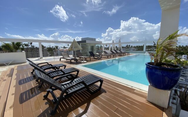 Aventura Deluxe Suites Rooftop Pool