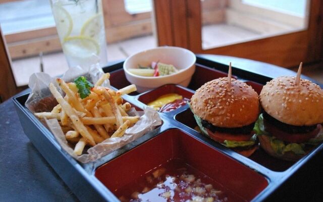 Cafe & Guest House SLAMs DUNKBURGER - Hostel