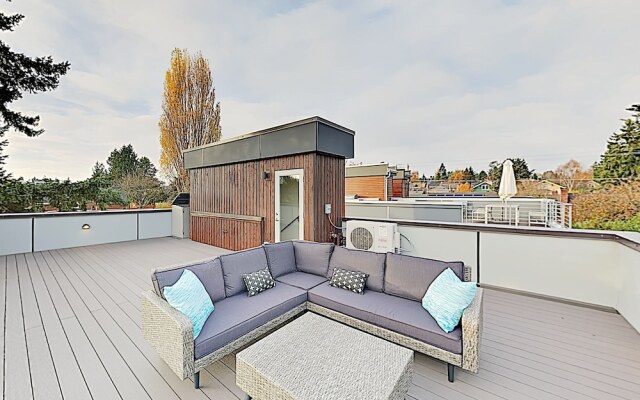 New Listing New Build Ballard Rooftop Deck 4 Bedroom Home