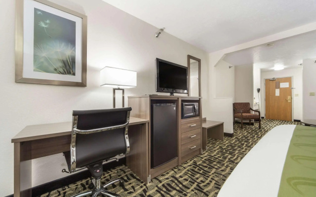 Quality Inn & Suites Omaha Chalco