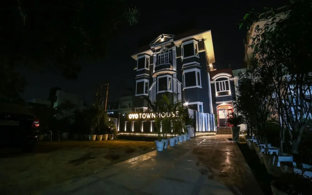 OYO Townhouse 062 Cyber City