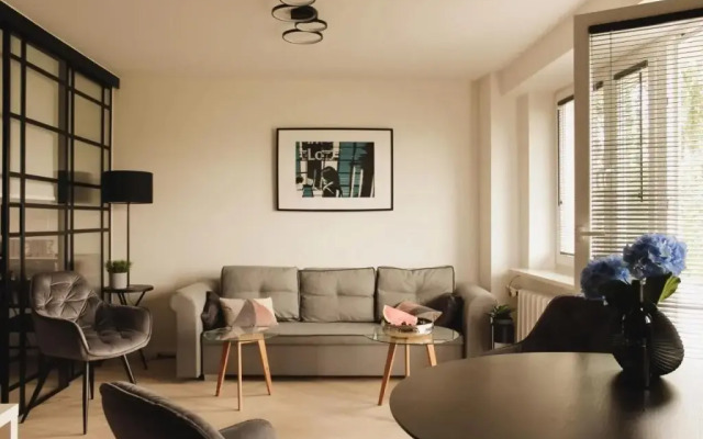Luxurious, Spacious, Modern Gem. Great Location !