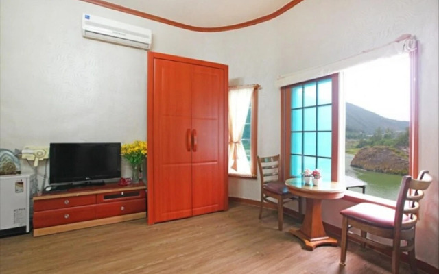 Donggang Village Caravan Pension