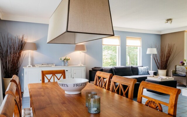 Charming Holiday Home in Burgh-Haamstede near Beach