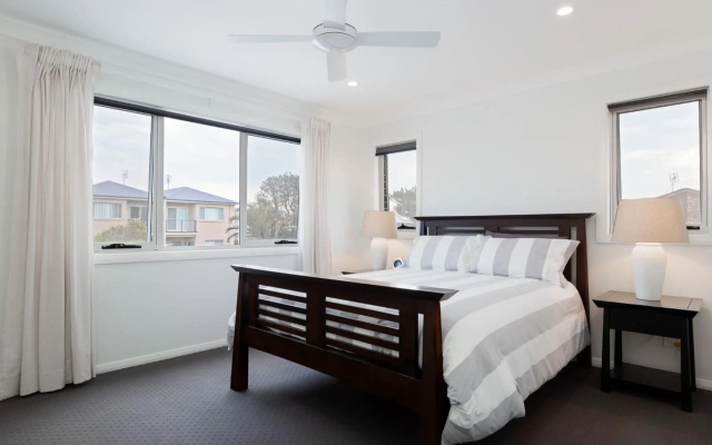'Birubi Breezes', 2/7 Fitzroy St - Large Duplex with Air Conditioning, WIFI & only 5 minute walk to the beach – Guest Rooms – Anna Bay