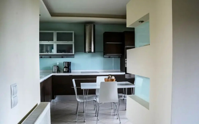 Green Luxury Villa Near The Sea