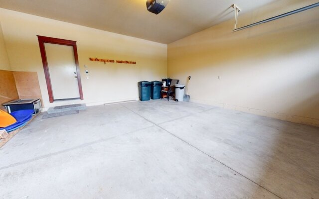 Timbers 15 Private Hot Tub, 2 Car Garage, Washer Dryer, Large Townhouse by RedAwning