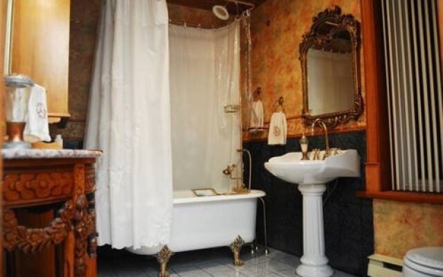Au Petit Chateau