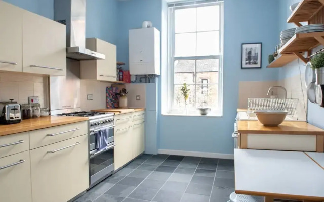 Charming 2-bedroom apt in the Heart of West End