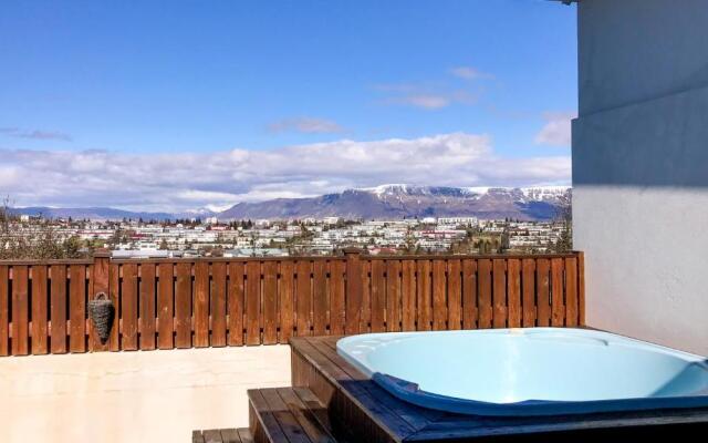 ICELAND SJF Villa , Hot tub & Outdoor Sauna Amazing Mountains View - 15 min to downtown