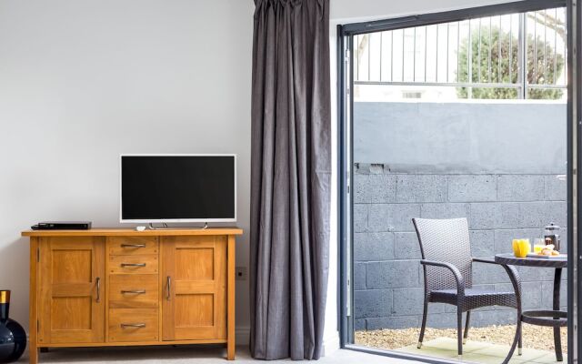 Elliot Oliver - Executive 2 Bedroom Garden Apartment