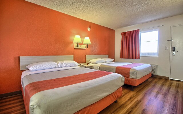 Motel 6 Fresno - Blackstone South