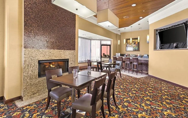 Отель RL Cleveland Airport West