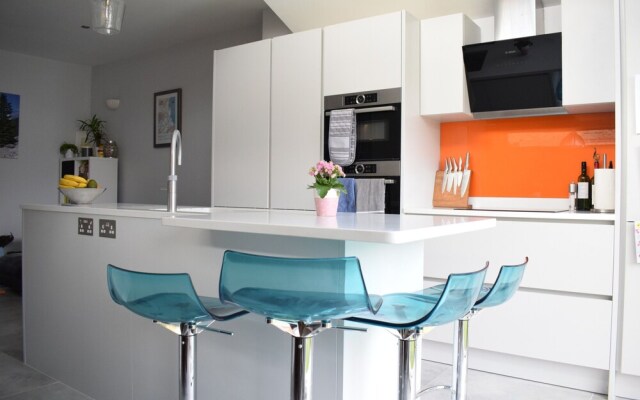 Modern Family Home Near Wimbledon With Garden