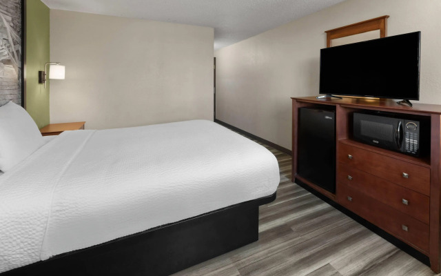 Super 8 by Wyndham Winona MN