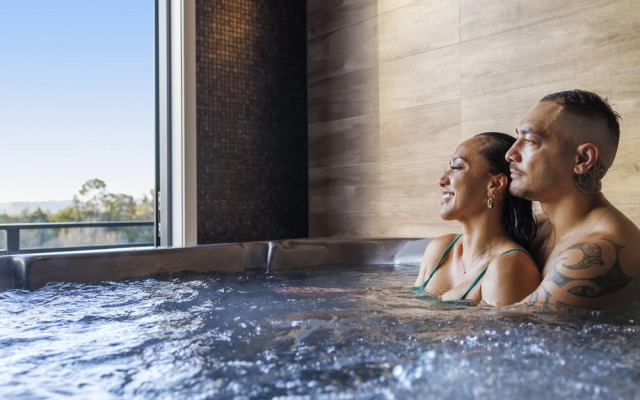 Hidden Lake Hotel and Apartments