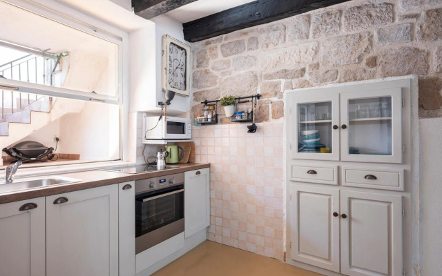 Hanna Cozy Old Stone House