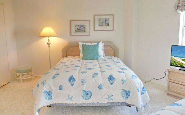 Cozy Beachfront Condo With Pool and Ocean Views