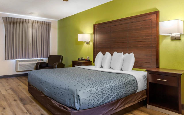 Econo Lodge West - Coors Blvd
