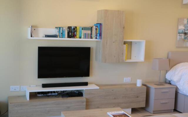 Wileg 4A Luxury Studio Apartment with Shared Swimming Pool.