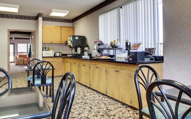 Econo Lodge Inn And Suites