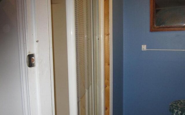 Beez Kneez Bakpakers