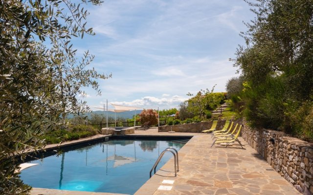 Relaxing Hillside Family Accommodation With Pool