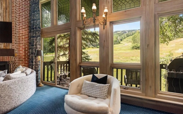 3 BR Penthouse w Hot-tub -mountain Views