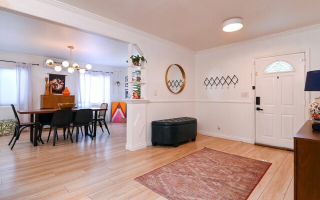 Immaculate 3bdr Private Bungalow, Walk to Beach!