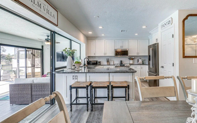 Apollo Beach Oasis: Lanai + Heated Pool!