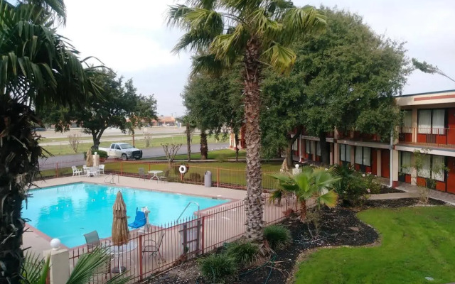 Knights Inn San Antonio near Frost Bank Center