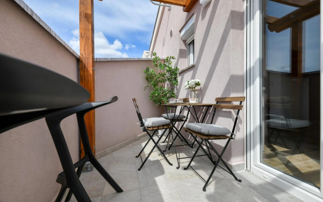 Modern holiday apartment "Libra" with swimming pool