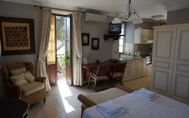 Faros Suites - Adults Only