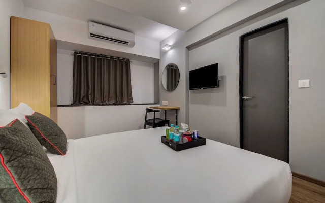 OYO Townhouse 71 Khar West Station