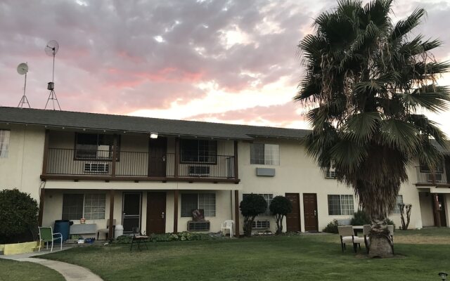 99 Palms Inn & Suites