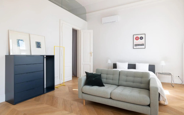 2200SQFT Luxury Apartment in City Center