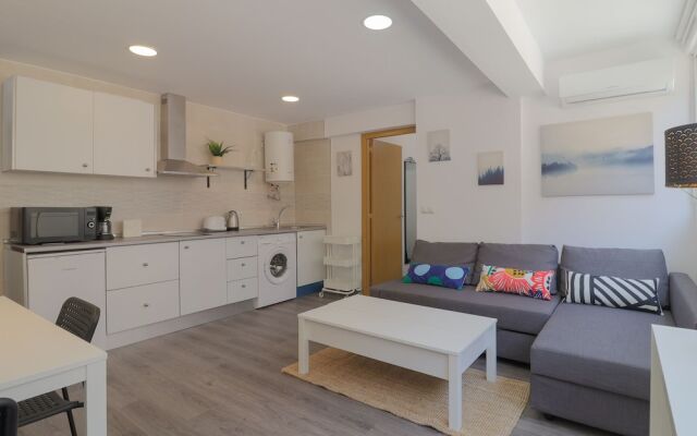 Bright Málaga Beach and Downtown Apartment