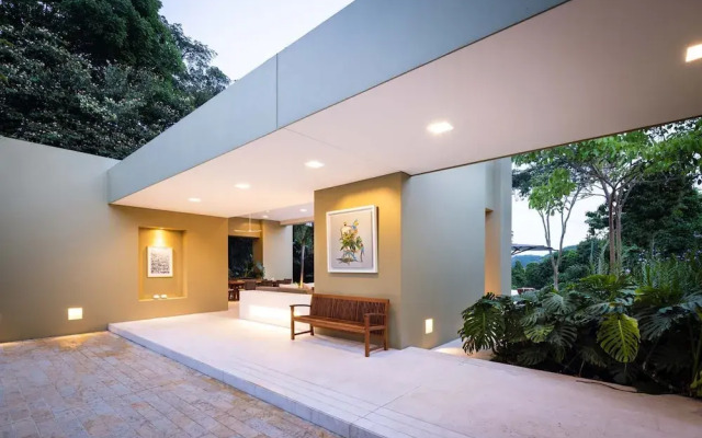 w Amazing 4BR Villa at Mesa de Yeguas