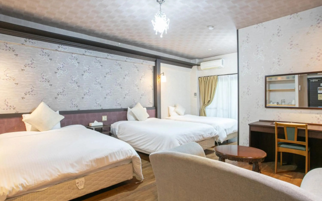 Yufuin Besso Shikisai Hotel