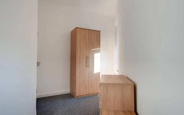 Self Check-In Town House in Barnsley Town Centre