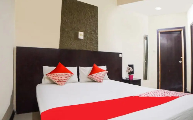 OYO 91878 Cherry Red Hotel