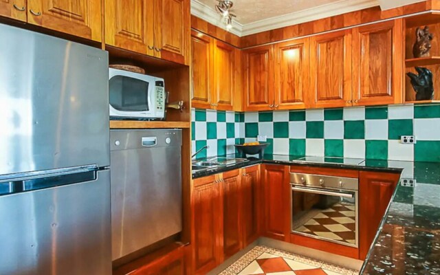 Spacious 2 Bedroom Apartment With Panoramic Views