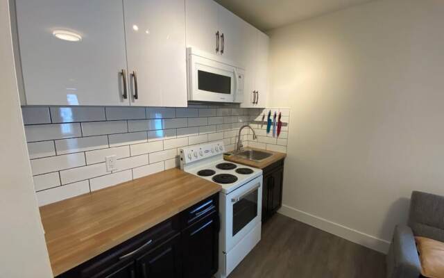 Lovely 1 Bedroom Condo With Free Parking And Balcony