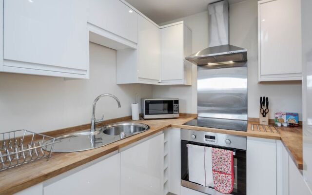 Luxury 1 Bedroom Apartment with Parking