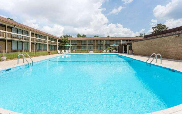 Days Inn & Conf Center by Wyndham Southern Pines Pinehurst