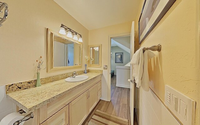 Slopeside Four Bedroom Homes at 1849 Condos - Free Wifi and Parking! by RedAwning