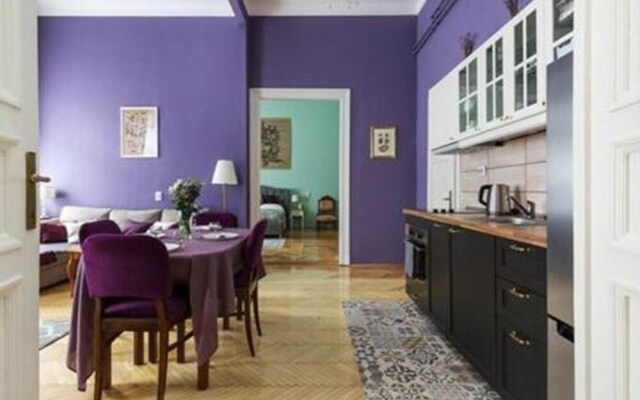 Luxury & Spacious Eclectic Style Apartment