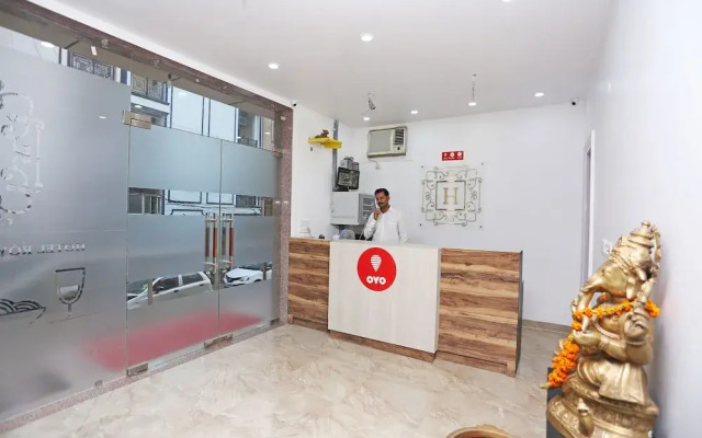 OYO 9612 Hotel Royal Ramiro